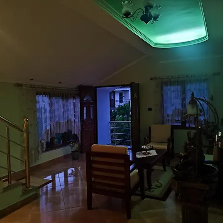 The Quiet House * Udenisht